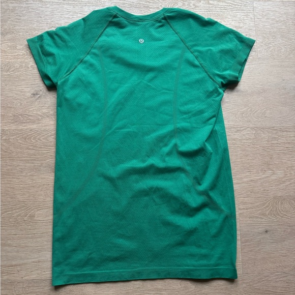Lululemon Swiftly Tech Short Sleeve Shirt 2.0 Hip Length Size 10 Cascadia Green - Picture 3 of 4